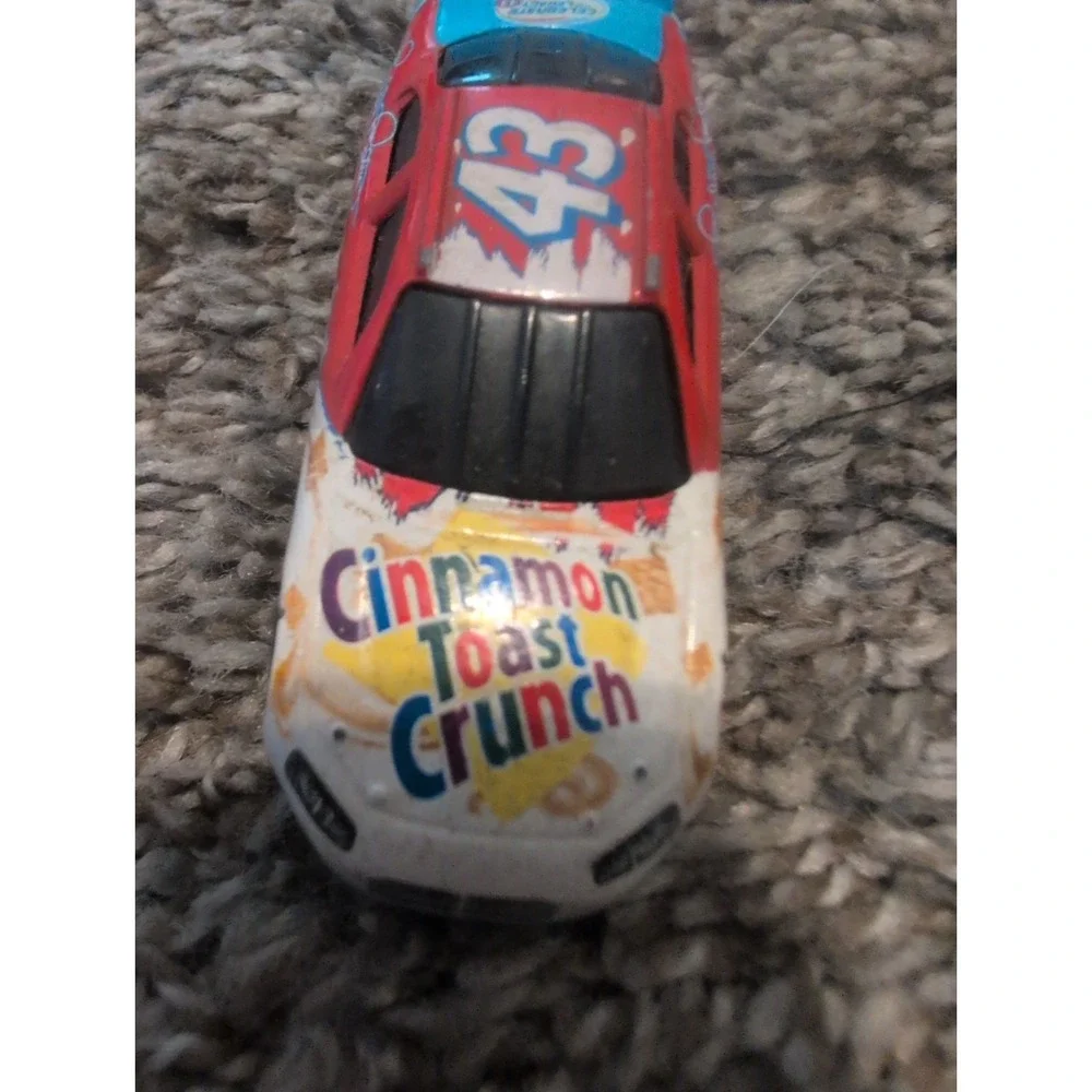 2008 Hot Wheels #43 Richard Petty NASCAR Cinnamon Toast Crunch Diecast 1:64